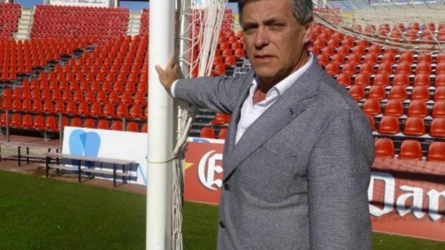 Ramon Reus posa en una de las porterías del estadio de Son Moix. Foto: Diario de Mallorca