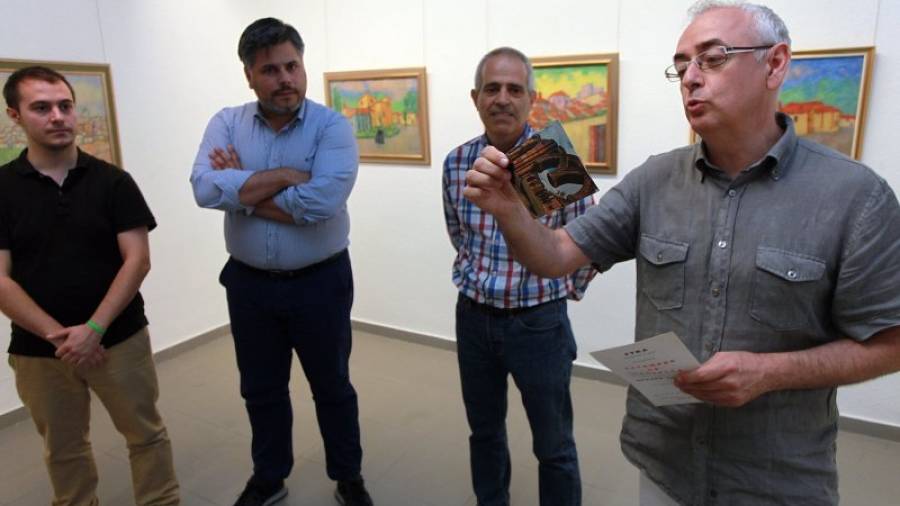 El director del Museu de Valls, Jordi París, presentant les obres d´Eduard Castells. Foto: Aj.Valls/Pere Toda