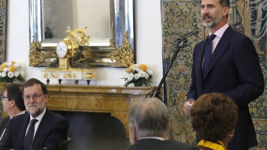 El Rey Felipe VI durante su intervención en el almuerzo, celebrado hoy en el Palacio Real de Aranjuez, con los patronos del Instituto Cervantes y los embajadores iberoamericanos acreditados en España que cada año se celebra tras la re