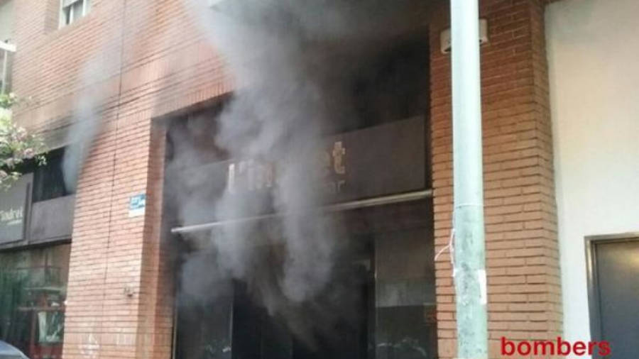 El fum sortint per la porta del bar. Foto: Bombers de la Generalitat