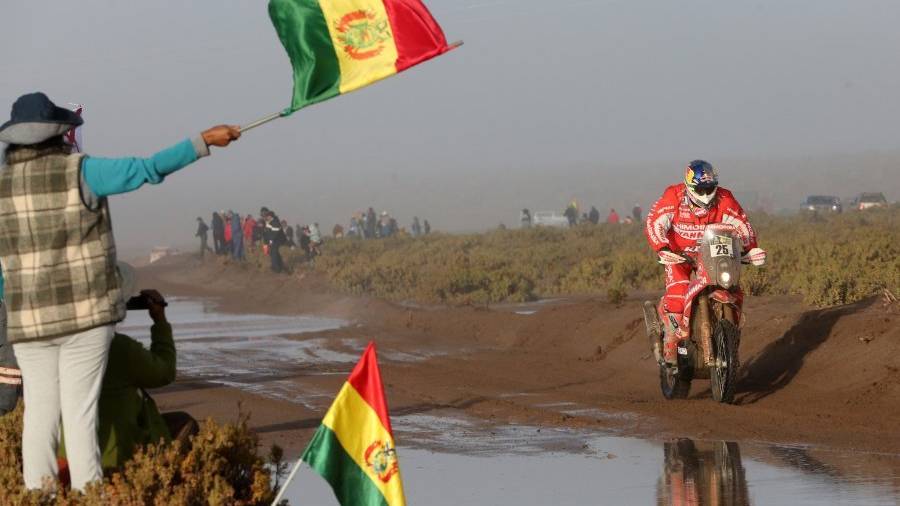Iván Cervantes, sobre su KTM, durante la etapa de ayer martes del Dakar. FOTO: EFE