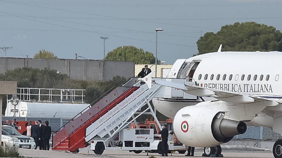 Instant en el que baixa de l'avió el primer ministre italià. FOTO: ALFREDO GONZÁLEZ