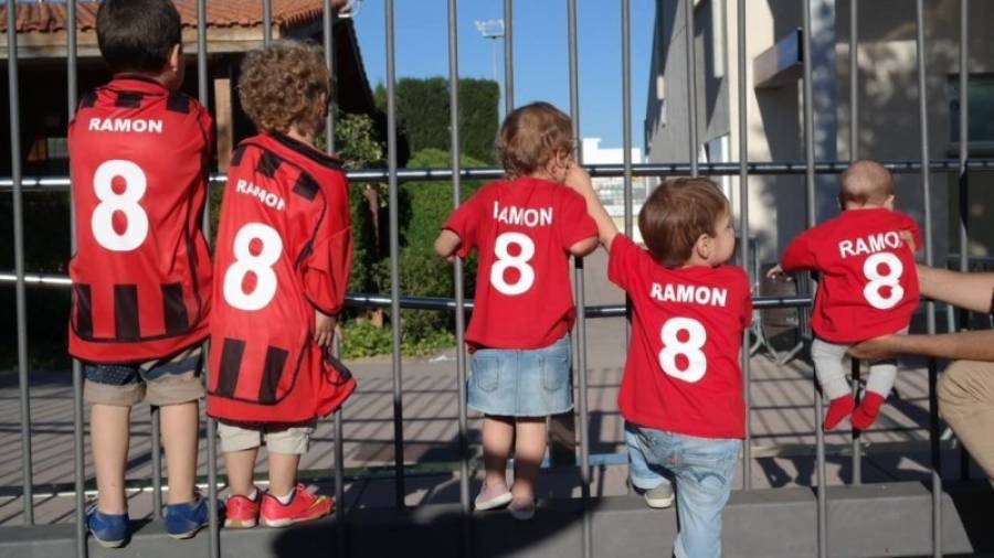 Los cinco sobrinos de Ramon Folch suelen acudir al Estadi bien equipados. Foto: Cedida