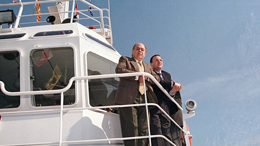 El expresident de la Generalitat, Jordi Pujol, junto con el de la Autoritat Portuària de Tarragona, Lluís Badia, en una imaen de archivo de 1998.-