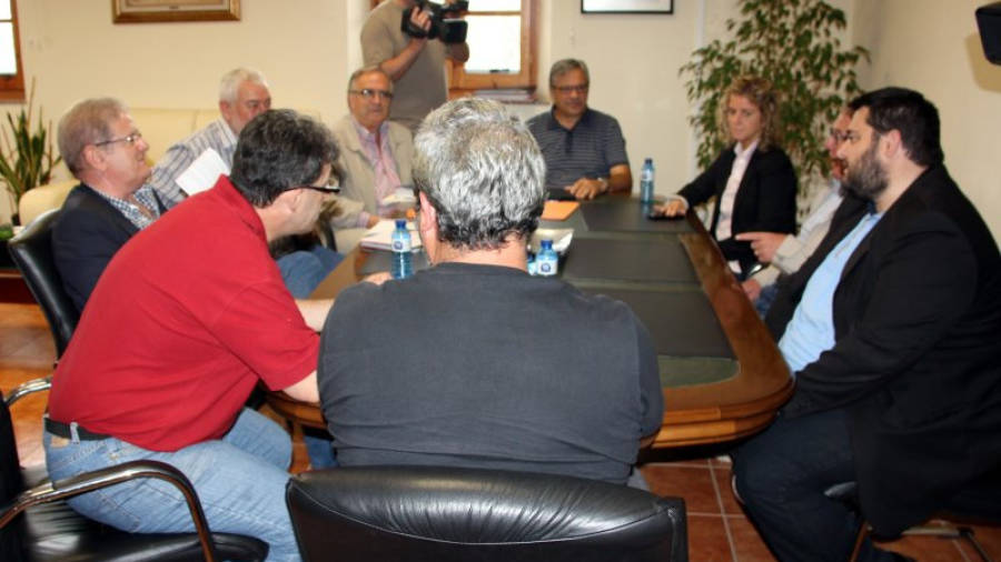 Moment de la reunió dels tres representants dels alcaldes de la N-340 amb les federacions de veïns de Tortosa i Amposta. Foto: Anna Ferràs