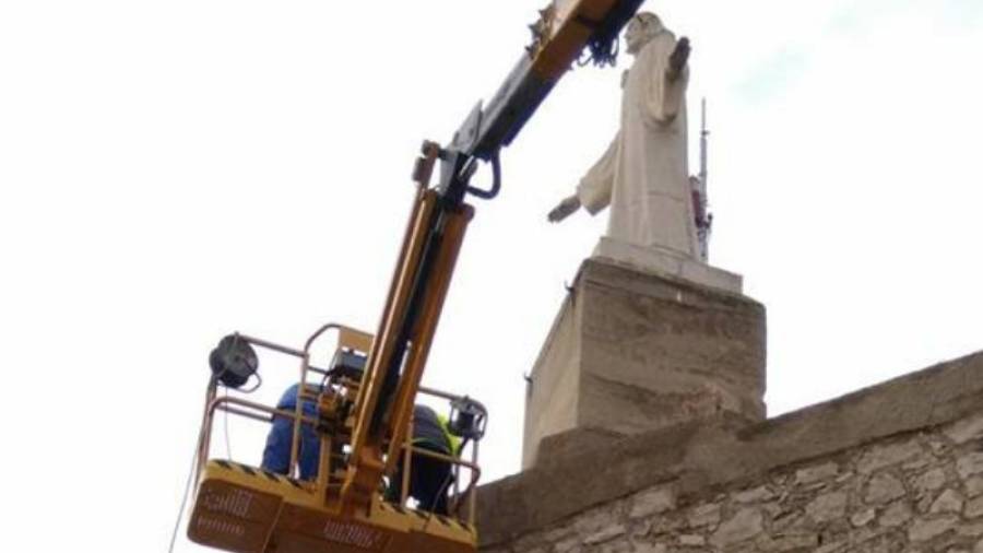 Imatge de l'enderrocament de la creu franquista de la Ràpita, avui. Foto: Més Ràpita