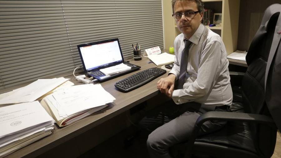 El abogado Joan Corominas, en su despacho, durante la guardia en un turno de oficio. Foto: Lluís Milián