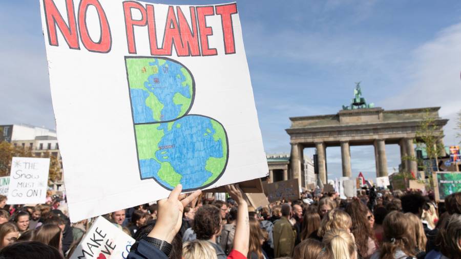 Protesta ayer en Berlín en contra del cambio climático. FOTO: EFE