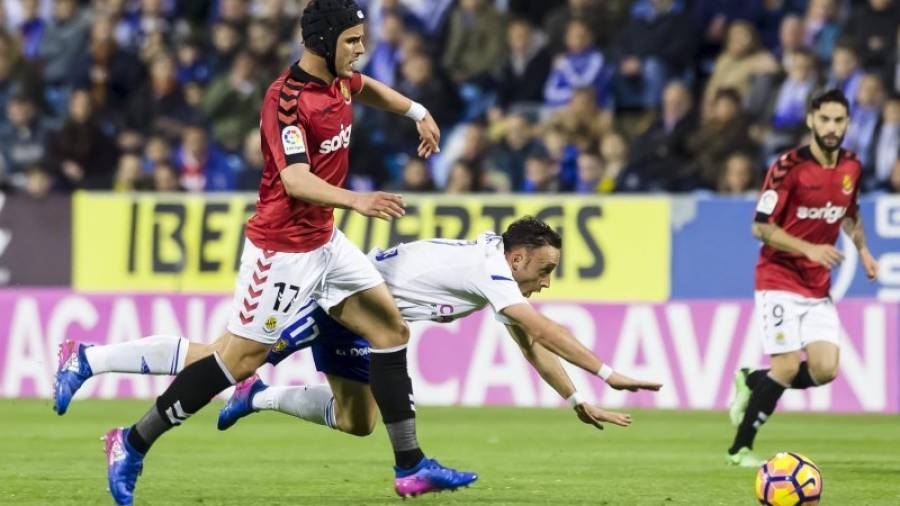 El centrocampista del Nàstic Luismi se lesionó en Zaragoza. FOTO: OLIVER DUCH/HERALDO DE ARAGÓN
