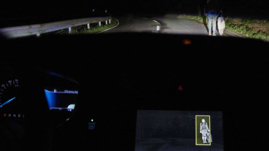 Un sistema de GPS incorporado utiliza una cámara frontal para recordar los caminos y orientar la luz.