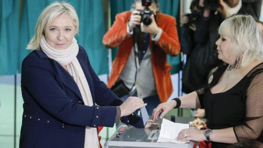 Marine Le Pen (Frente Nacional) en el momento de votar. Foto: EFE