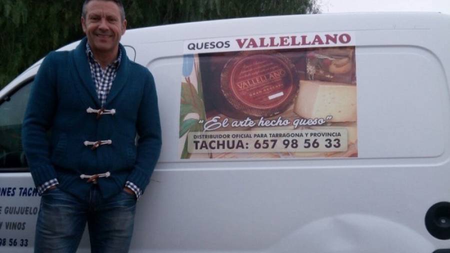 Ángel Jiménez, junto a la furgoneta con la que lleva a cabo su oficio de comerciante de jamón y queso. Foto: DT