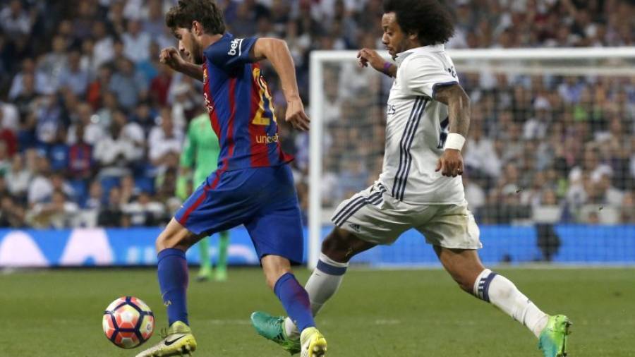 El defensa del FC Barcelona, Sergi Roberto, conduce el balón ante el jugador brasileño del Real Madrid, Marcelo, durante el encuentro disputado ayer.