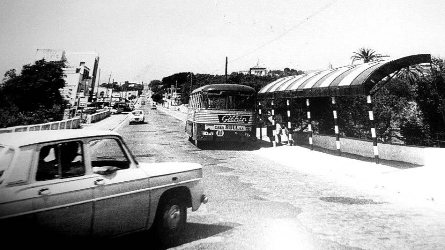 1961. Parada de bus de l’Arrabassada. Foto: Arxiu Rafael Vidal Ragazzon / Fot&ograve;graf Vallv&eacute; / Tarragona Antiga