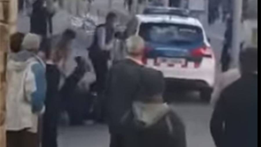 Captura de pantalla del vídeo en el qual es senten els trets contra l'agent dels Mossos