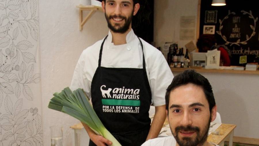 Álvaro Soto y Ángel Martín son los propietarios del restaurante vegano, situado en la calle Major. Foto: LLUÍS MILIÁN