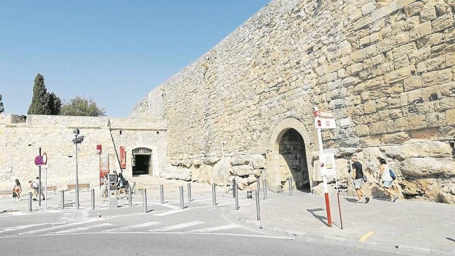 El portal del Roser y el acceso al Passeig Arqueològic, también sin urbanizar. La actual Via de l’Imperi Romà se comenzó a construir a mediados de los 50. Se llamaba Passeig de Saavedra durante la II República y Vía del Imperio en el franquismo. Foto: P.F.