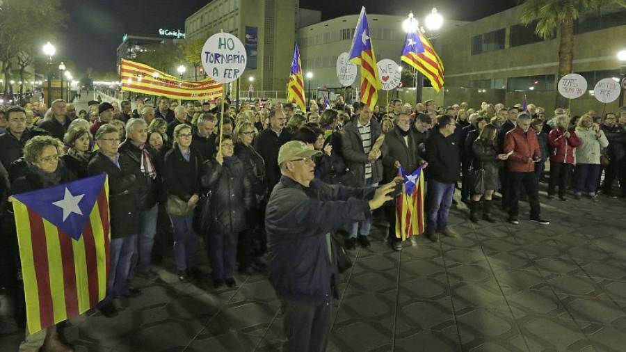 Cerca de 200 personas han participado en la protesta, que ha tenido lugar junto a la Subdelegación del Gobierno español en Tarragona. FOTO: LLUÍS MILIÁN
