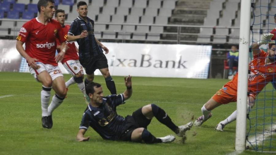 Linares se adelanta a Pol Bueso y bate a Tomeu, en la acción que significó el 1-0. Foto: Mario Rojas/Alex Piña (El Comercio de Gijón)