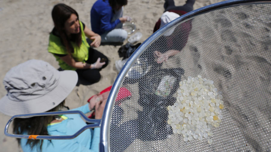 La playa de La Pineda acumula más de 120 millones de bolas de plástico