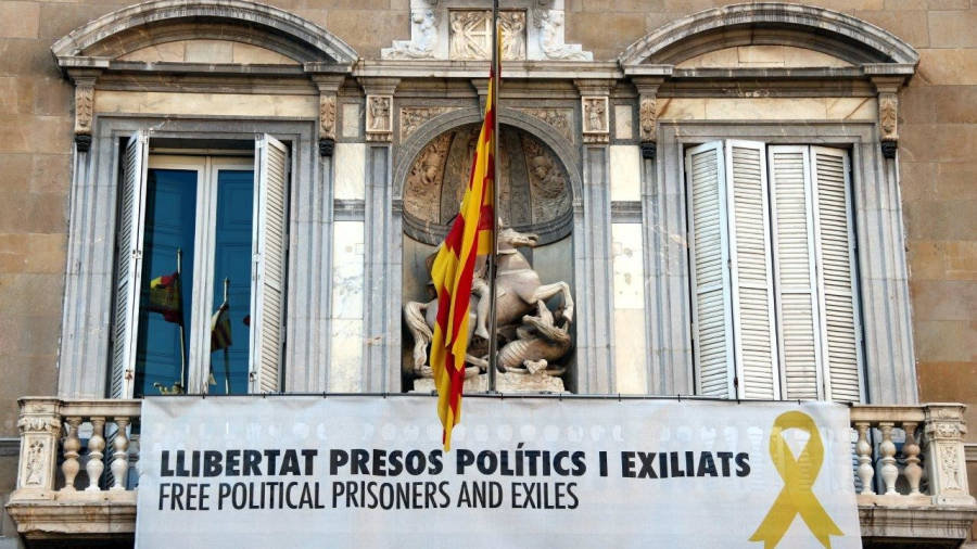 Imatge de la pancarta de suport als polítics presos que penja al balcó del Palau de la Generalitat. foto: acn