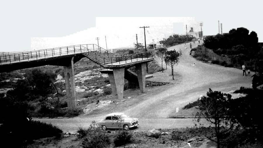 Comunicaci&oacute;. Pont per salvar l’N-340 des de la Residencial a la Llarga. Foto: Arxiu Francesc Xavier Borja/Tarragona antiga