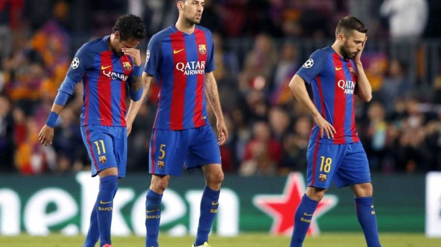 Neymar, Sergio Busquets y Jordi Alba, abandonando el césped decepcionados. FOTO: EFE