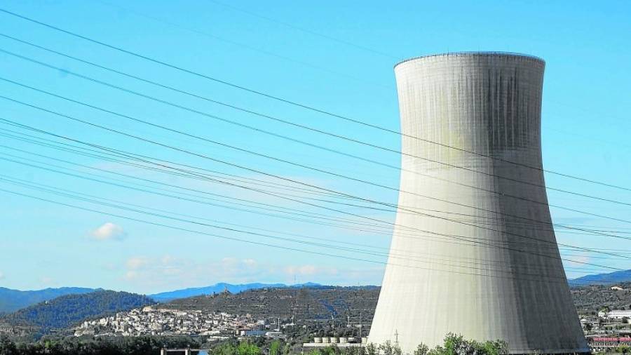 Imatge de la torre de refrigeració de la central nuclear d´Ascó, amb el nucli urbà de la població, al fons de la imatge. Foto: JOAN REVILLAS