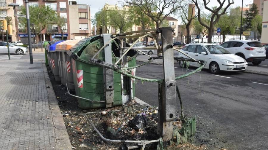 Así quedó el contenedor que, presuntamente, quemó ayer el hombre detenido. Foto: Alfredo González