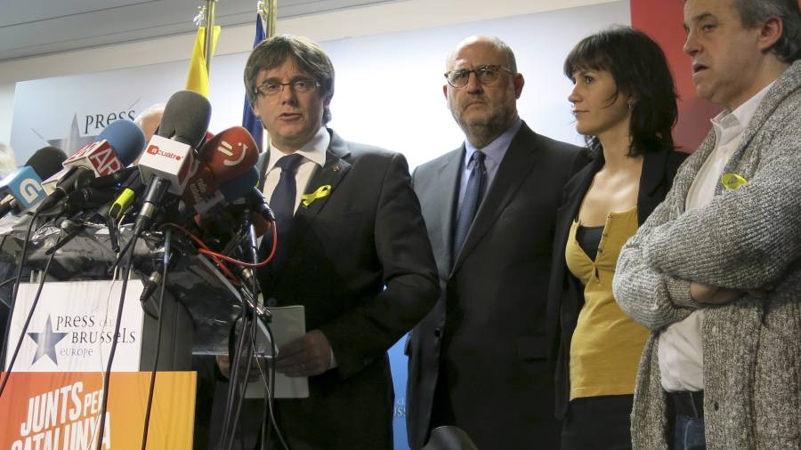 Puigdemont propone a Rajoy reunirse fuera de España