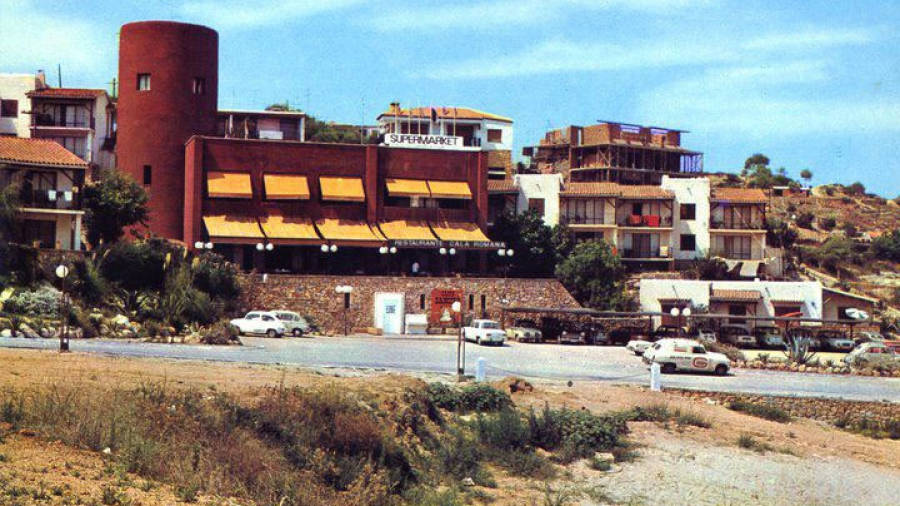 1969. El Torre&oacute;n y el ‘Penny Lane’. Foto: Arxiu Rafael Vidal Ragazzon / Editor La Golondrina / Tarragona Antiga