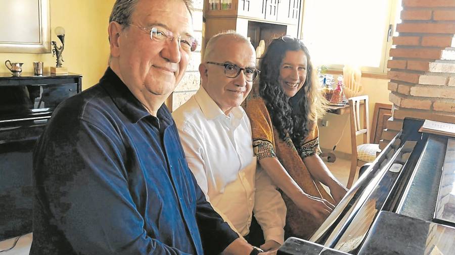 Salvador Mas, Jordi Casas Bayer i Diana Baker, davant d’un piano dilluns passat a Torredembarra. Va ser una reunió de tres genis musicals. Foto: Àfrica Uyà
