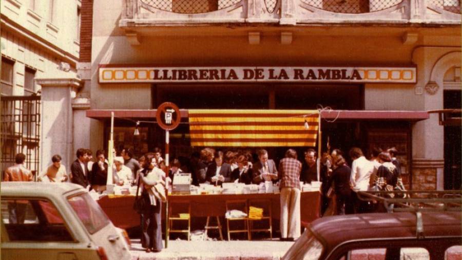 1977. Estand de la Llibreria La Rambla. Foto: Arxiu Rafael Vidal Ragazzon / Fotògraf Chinchilla / Tarragona Antiga