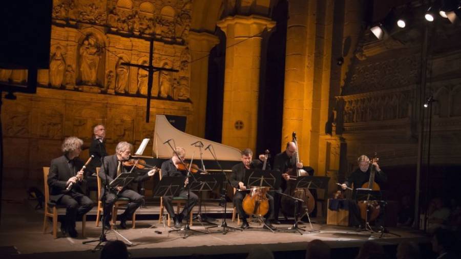 Un moment de l´actuació de Le Concert des Nations amb Jordi Savall, al monestir. Foto: Toni Peñarroya