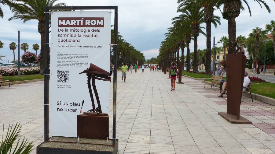 La muestra de Martí Rom, entre la estatua de Jaume I y el Club Nàutic, en el Passeig. FOTO: Aj. Salou
