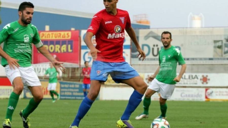 Abel Suárez, con el balón en el pie izquierdo, durante unpartido de La Roda de esta temporada. Foto: deporpress