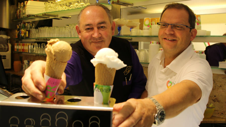 José López y Gabri Olivier, con dos cucuruchos de helado de Petonet con los dos sabores: con café o sin él. FOTO: J.C.