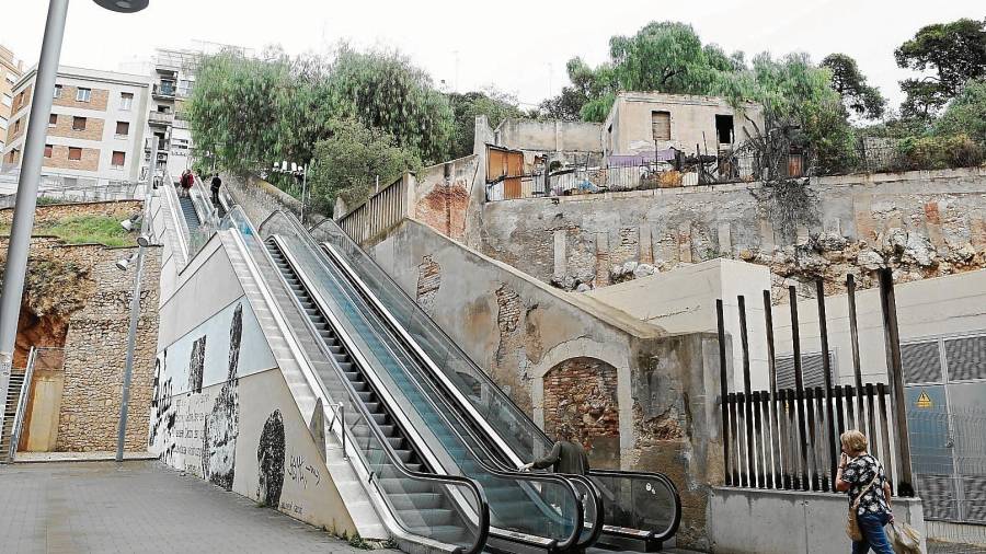 Los vecinos se quejan de que nunca se sabe si las escaleras de la calle Vapor, que salvan un desnivel de 24 metros, van a funcionar. FOTO: Alba Mariné