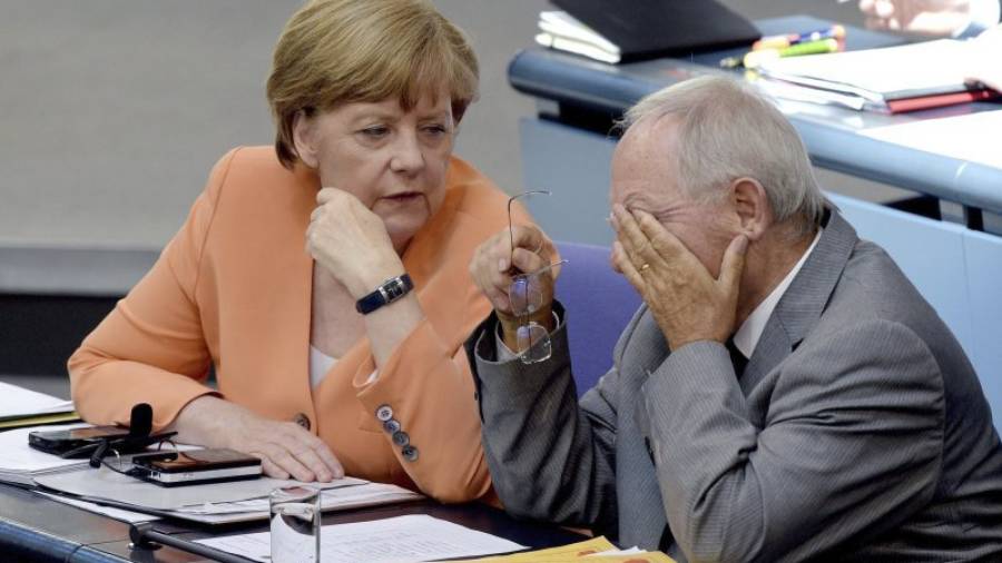 La canciller alemana Angela Merkel y el ministro de Finanzas alemán, Wolfgang Schäuble, ayer en el Bundestag. Foto: EFE