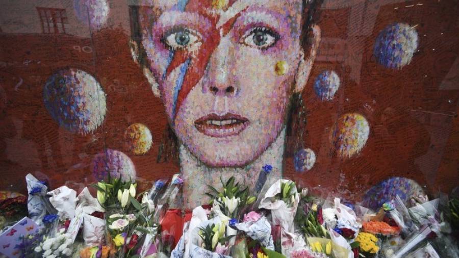 Vista de las flores depositadas junto al mural de David Bowie en el primer aniversario de su muerte en Londres. Foto: EFE