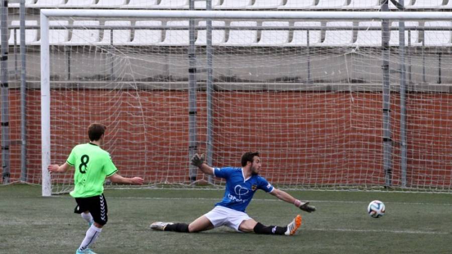 Imagen del tanto del Gavà ayer, donde Alberto Varo (c) no puede hacer nada para evitar el gol. Foto: Lluís Milián