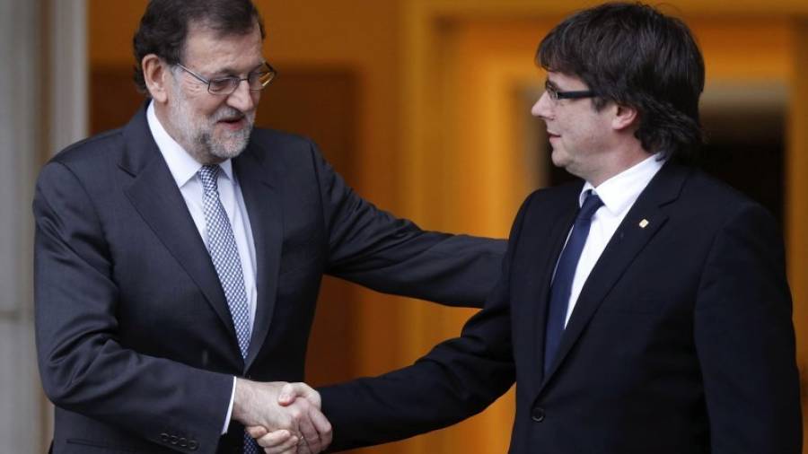 El president de Catalunya, Carles Puigdemont, saluda al presidente español, Mariano Rajoy. Foto: EFE