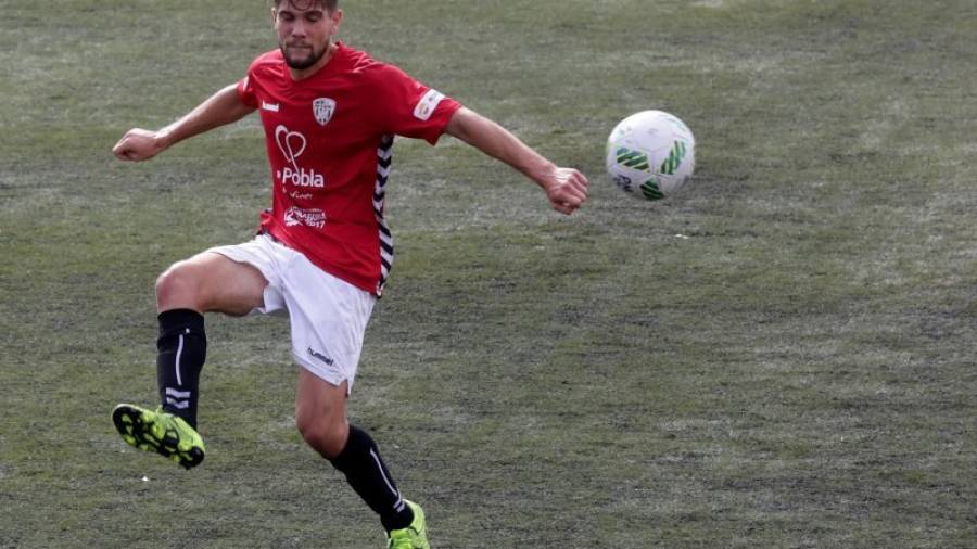 Imagen de archivo del centrocampista grana Gil Muntadas, durante un partido de la Pobla de la presente temporada. Foto: Lluís Milián
