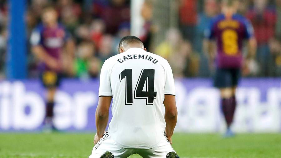 Casemiro cae rendido en el Camp Nou. Foto: EFE
