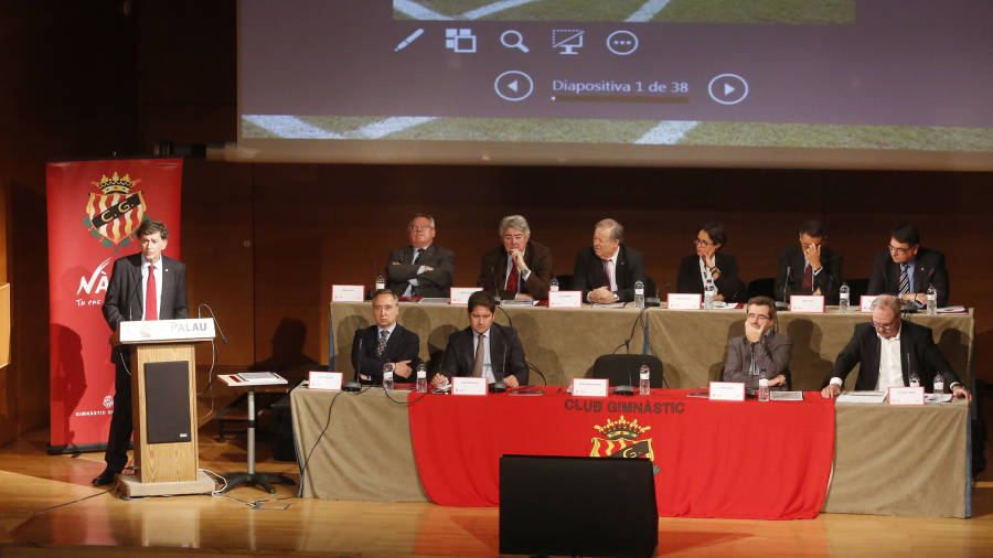 Imagen de la junta de accionistas del Nàstic celebrada ayer, mientras el presidente Andreu explica las cuentas. FOTO: PERE FERRÉ