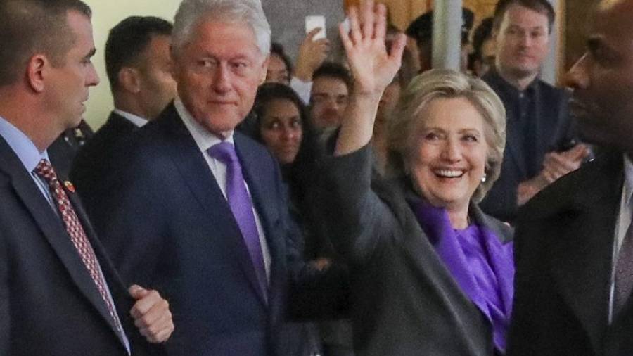 Clinton tras su primera aparción pública después de las elecciones. Foto: EFE
