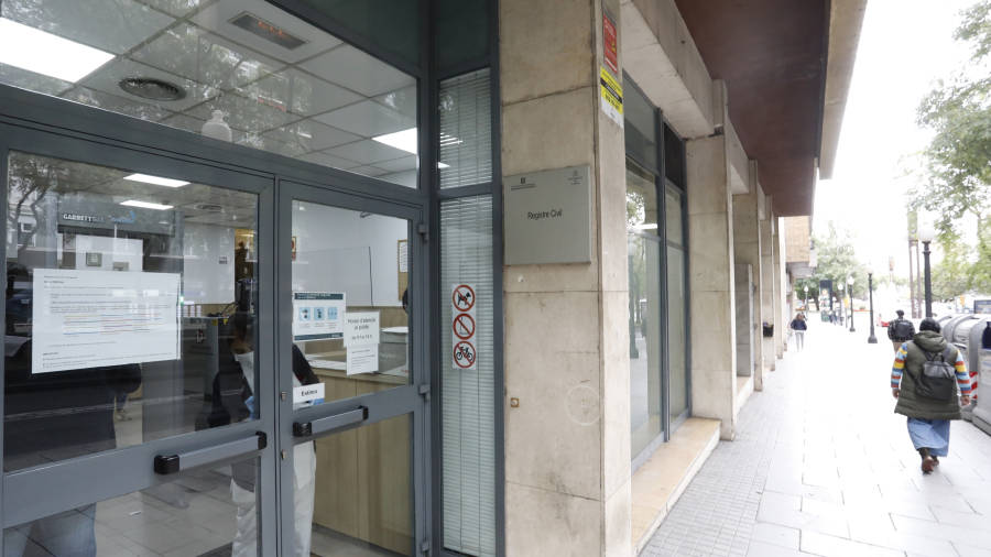 Imagen de la puerta de entrada del Registro Civil de Tarragona, en la Rambla Nova. FOTO: PERE FERRÉ.