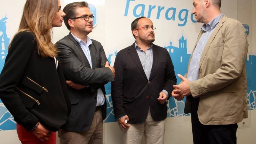 Fernández, en el centro, junto a los otros 3 concejales . Foto: Lluís Milián