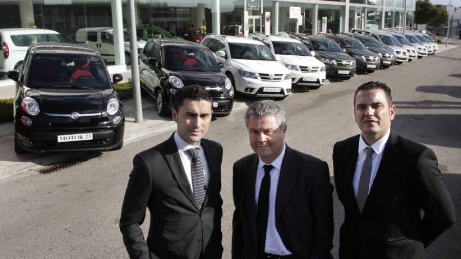 Luca Barca, Giovanni Modena y el responsable del concesionario Fiat Motor 23, ayer. Foto: Pere Ferré