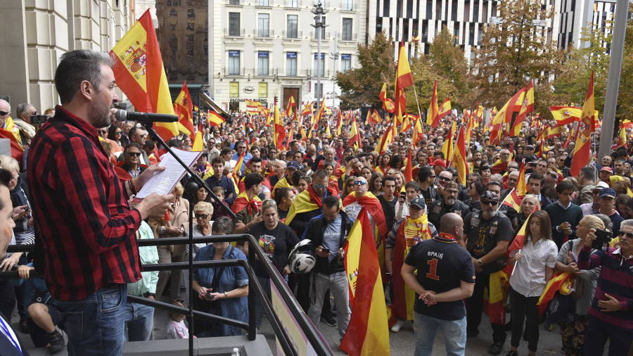 Miles de personas, 12.000 seg&uacute;n fuentes de la Delegaci&oacute;n del Gobierno en Arag&oacute;n, han vuelto a concentrarse hoy en Zaragoza para expresar su rechazo a la celebraci&oacute;n del refer&eacute;ndum independentista que se celebra en Catalu&ntilde;a. FOTO: EFE